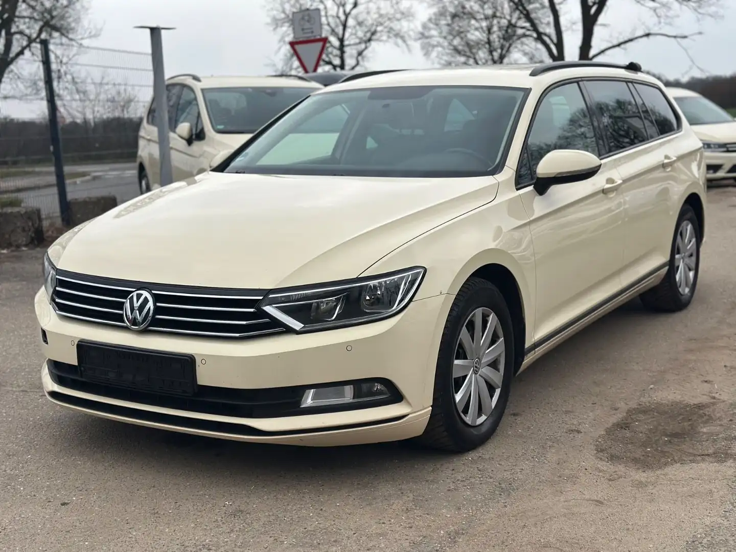 Volkswagen Passat 2.0 TDI Aut*Kam*Navi*PDC*Klima* Beige - 1