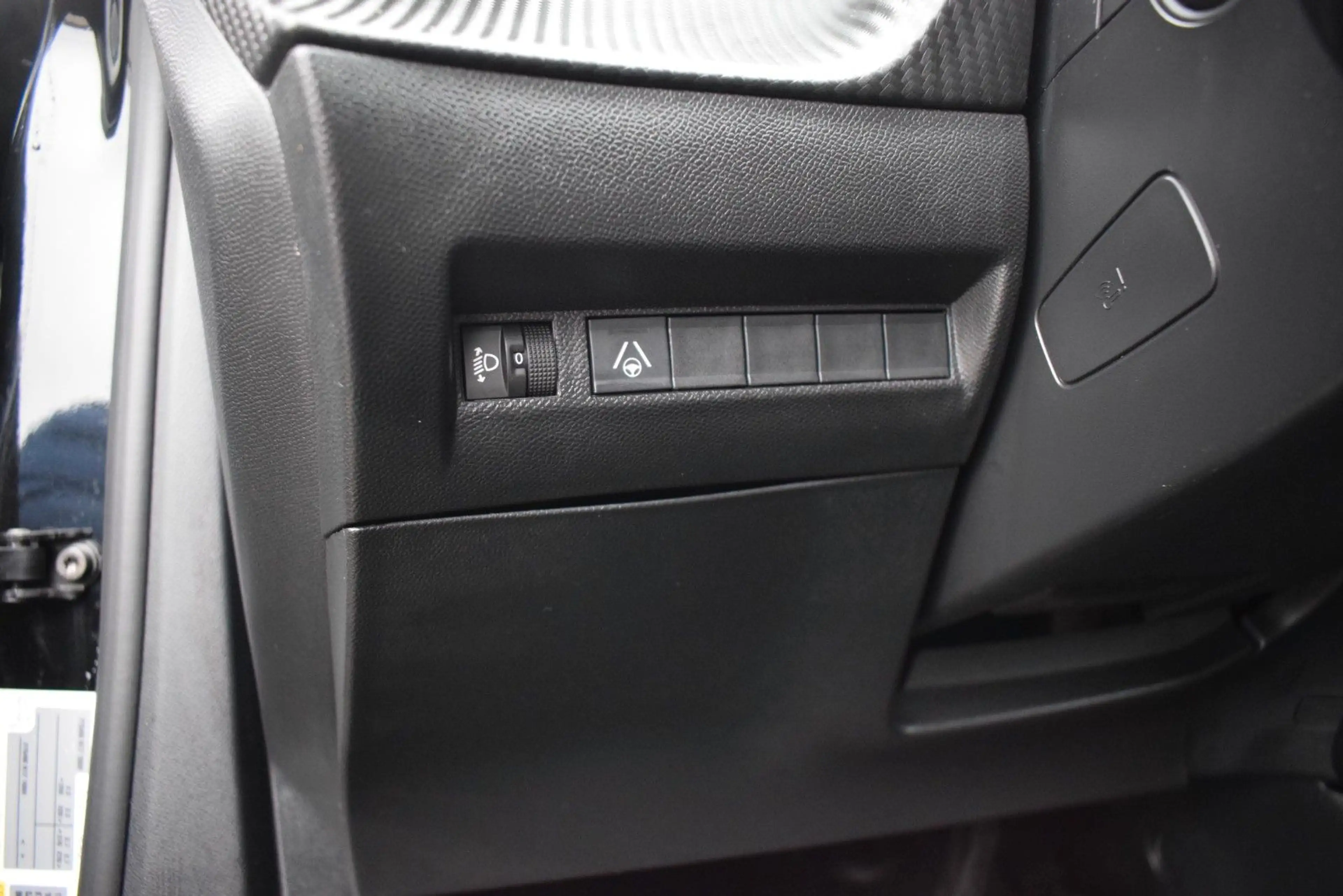 Peugeot 2008 Hybrid 145 LED/Navi/ACC/SHZ/360-Grad — photo 15