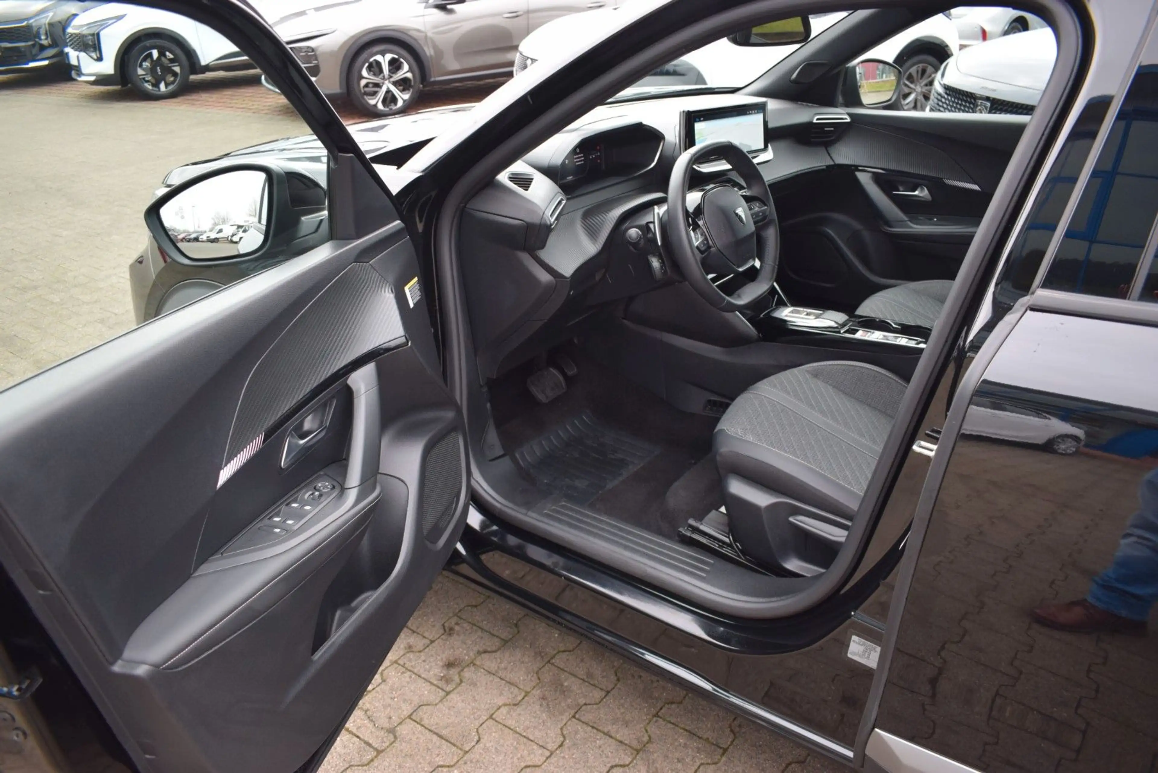 Peugeot 2008 Hybrid 145 LED/Navi/ACC/SHZ/360-Grad — photo 13