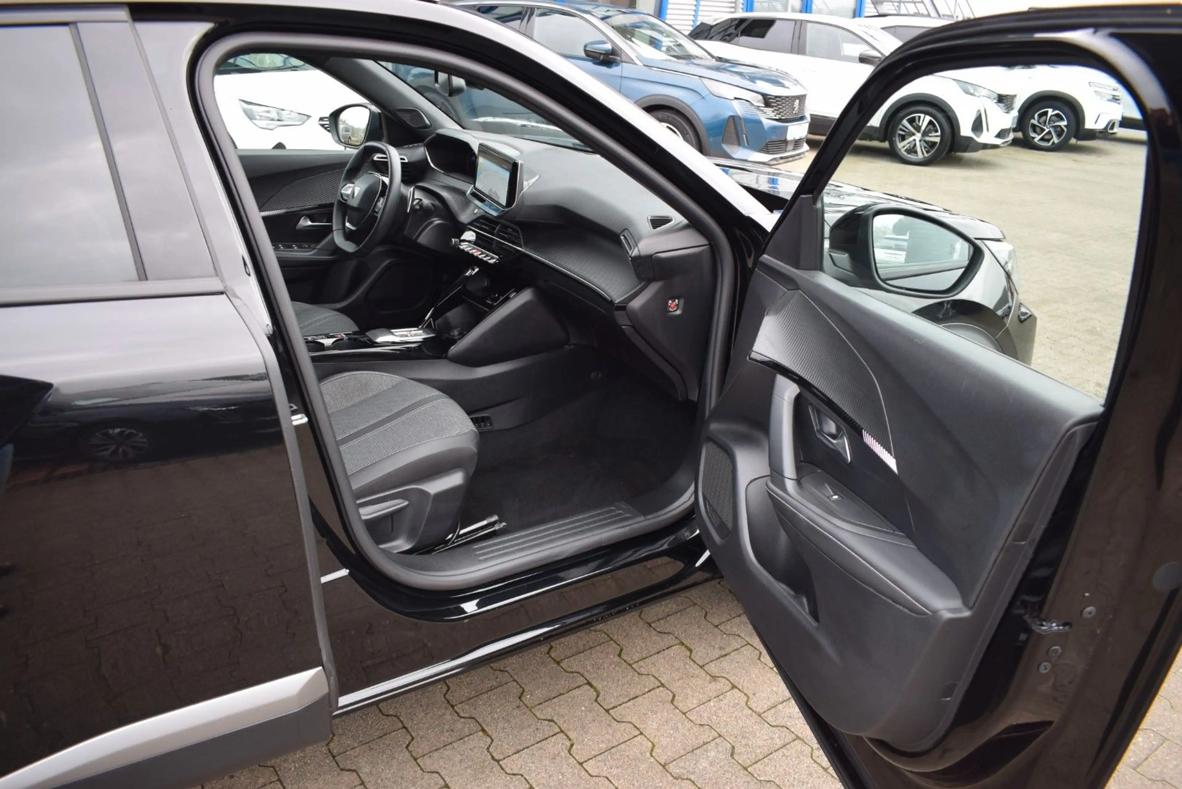 Peugeot 2008 Hybrid 145 LED/Navi/ACC/SHZ/360-Grad — photo 10