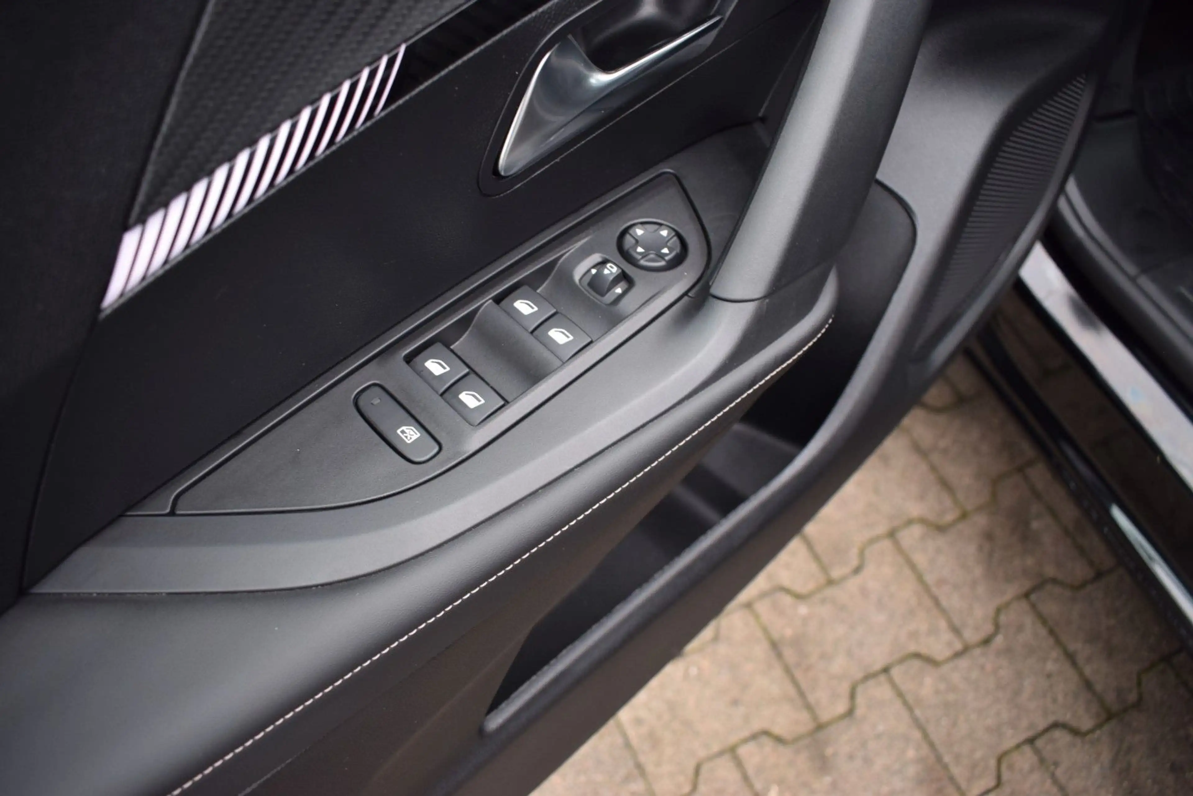 Peugeot 2008 Hybrid 145 LED/Navi/ACC/SHZ/360-Grad — photo 14