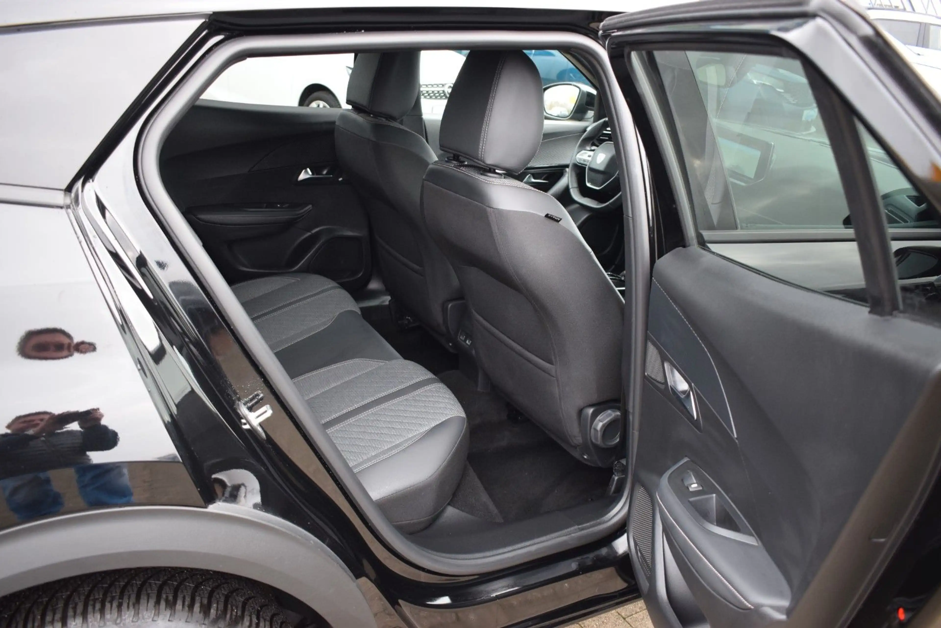 Peugeot 2008 Hybrid 145 LED/Navi/ACC/SHZ/360-Grad — photo 7