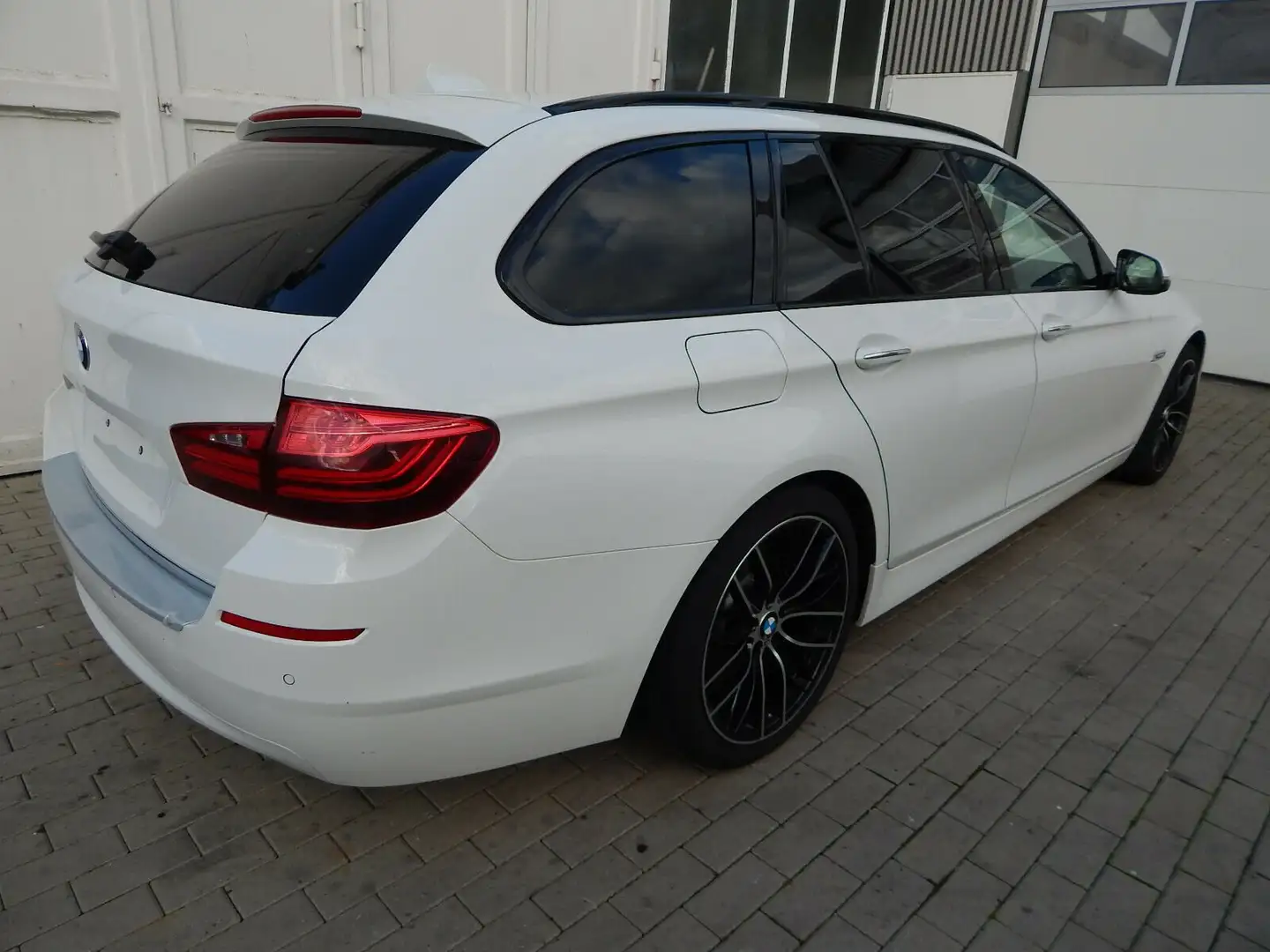 BMW 530 530d Touring Aut. Luxury Line Weiß - 2
