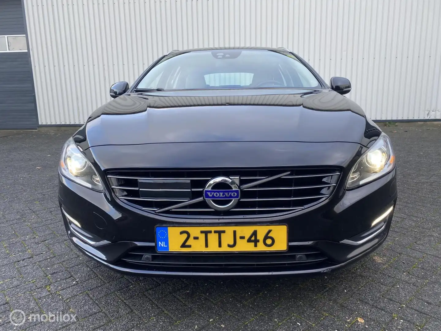 Volvo V60 2.4 D6 AWD Plug-In Hybrid Summum Schwarz - 2
