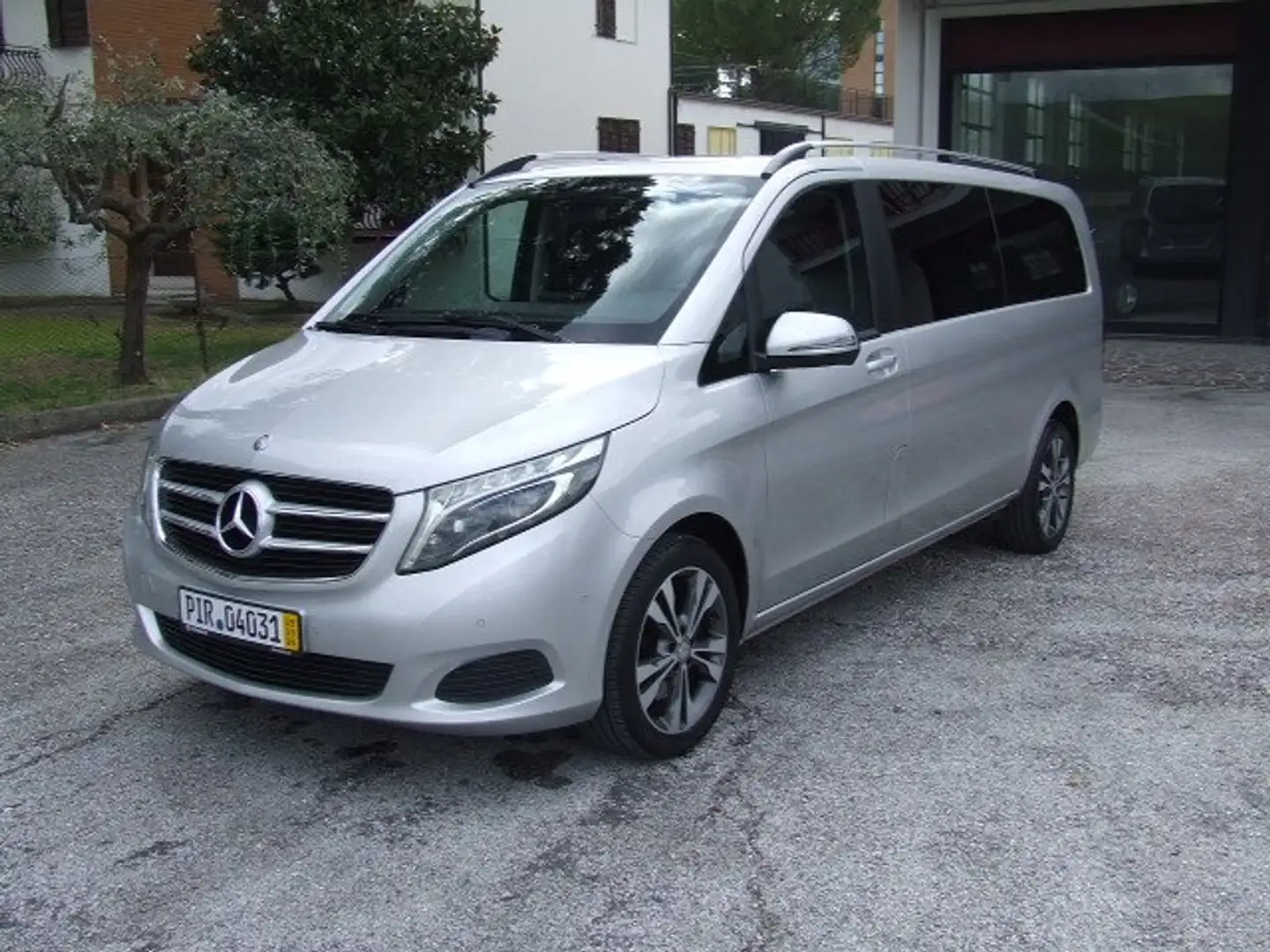 Mercedes-Benz V 250 Edition Extralange Plateado - 2