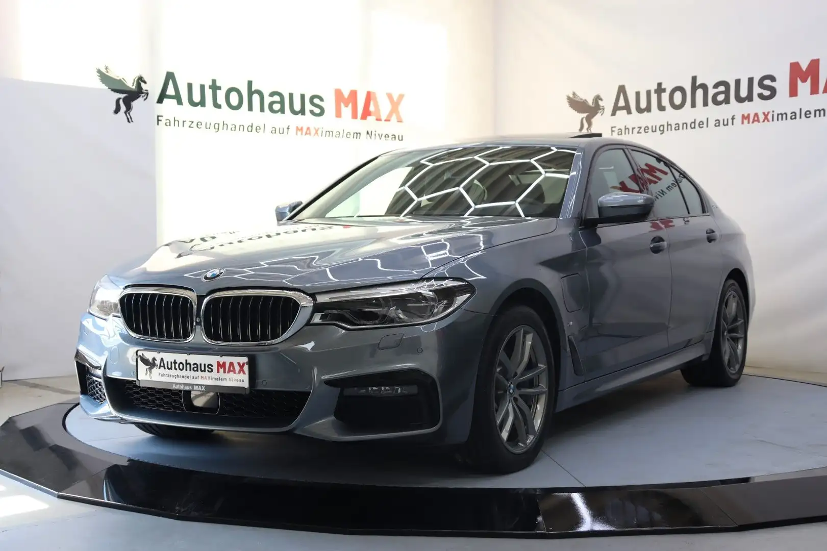 BMW 530 E I Performance M Sport~LKHZ~H/K~4-Zon~360Kam Blau - 1