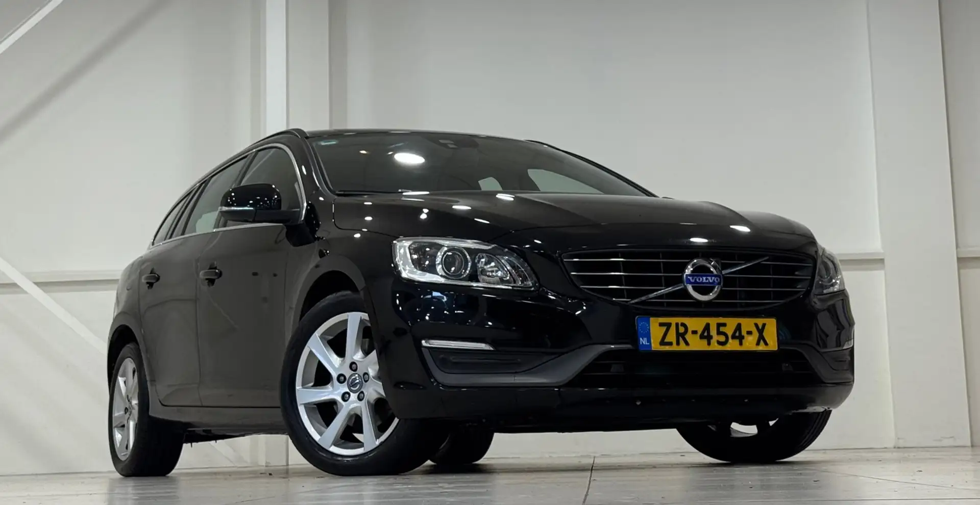 Volvo V60 1.6 T4 Momentum 180pk Camera Navigatie Led Mooi! Zwart - 2