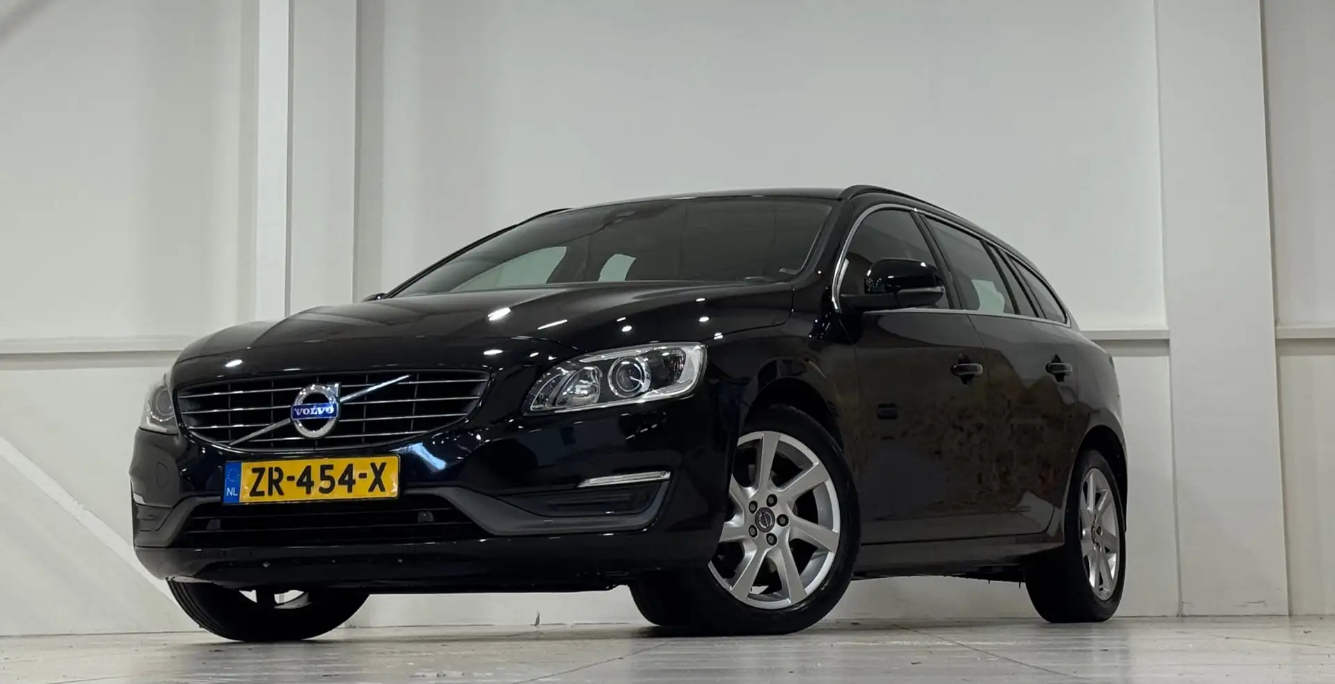 Volvo V60 1.6 T4 Momentum 180pk Camera Navigatie Led Mooi! Zwart - 1