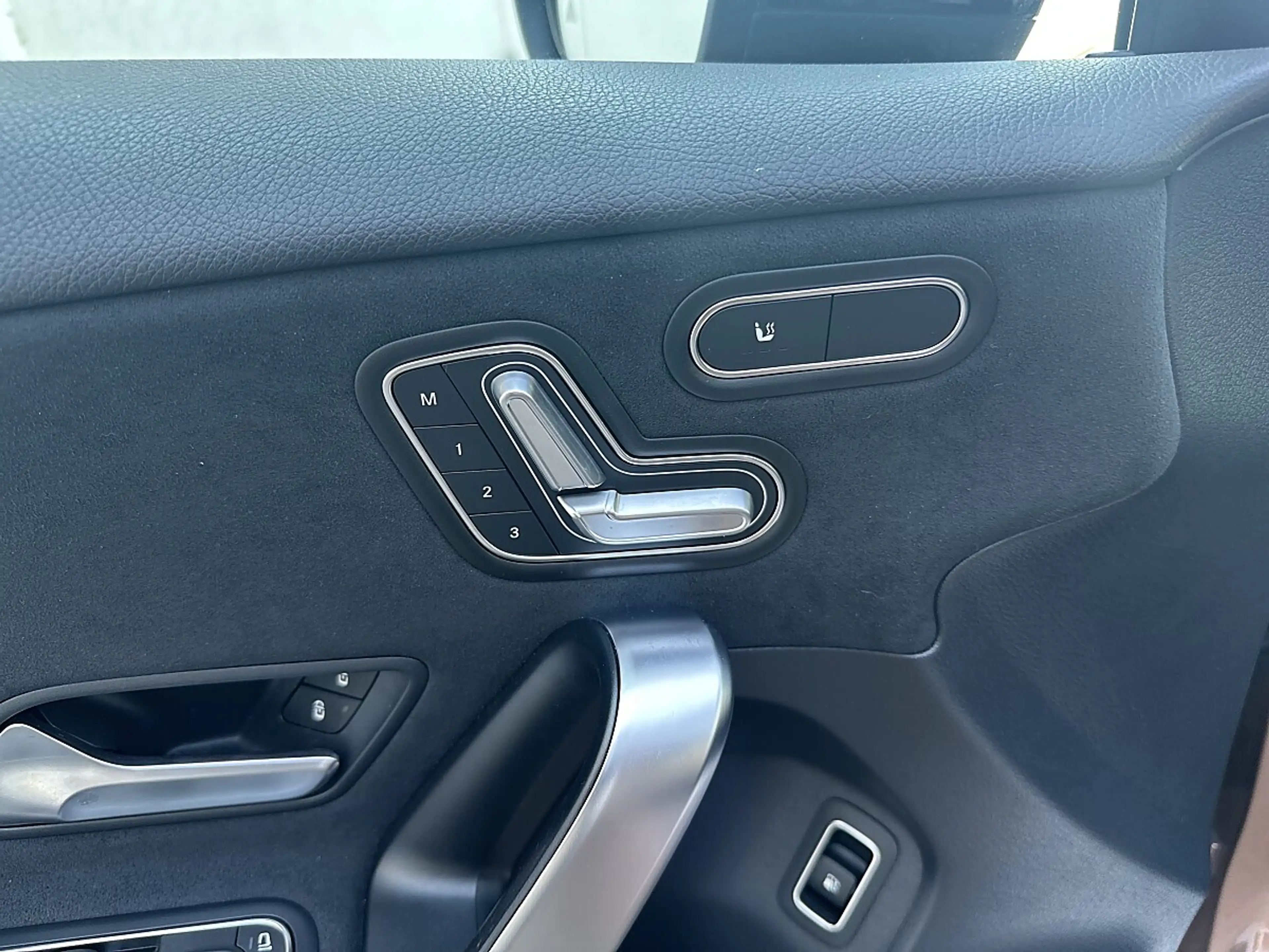 Mercedes-Benz A 250 e PHEV Aut. AMG, Pano, Burmester — photo 12