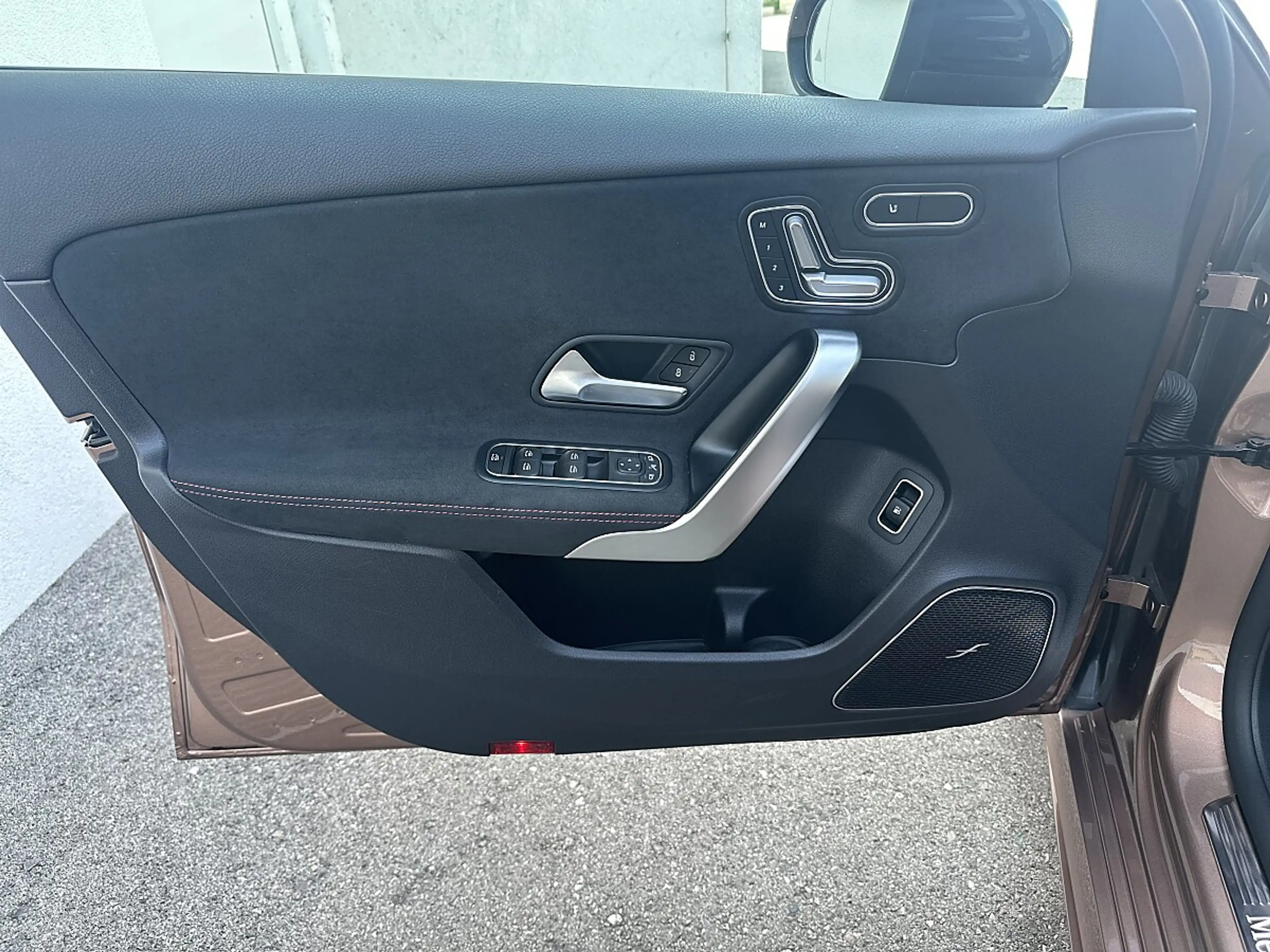 Mercedes-Benz A 250 e PHEV Aut. AMG, Pano, Burmester — photo 11