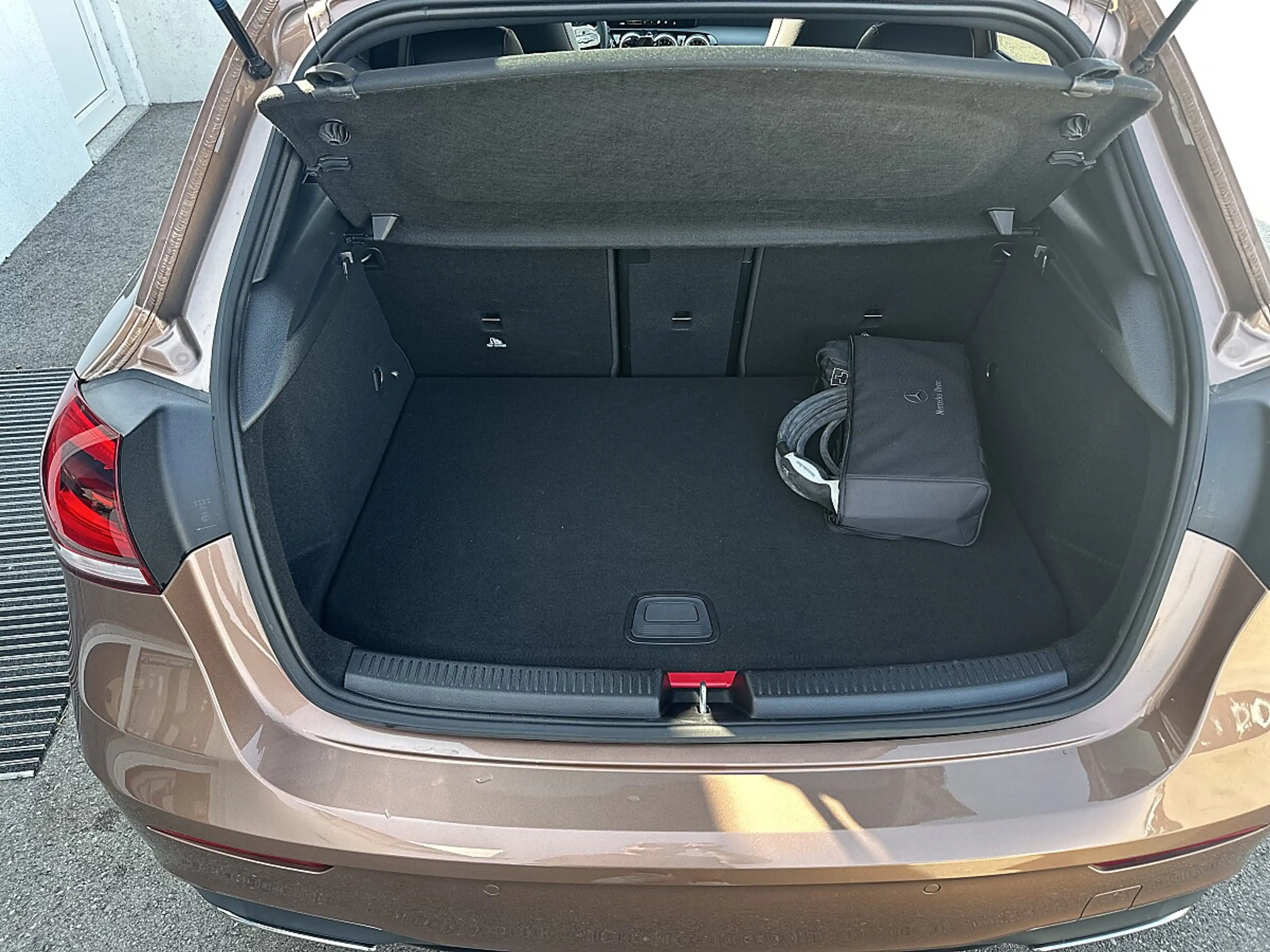 Mercedes-Benz A 250 e PHEV Aut. AMG, Pano, Burmester — photo 7
