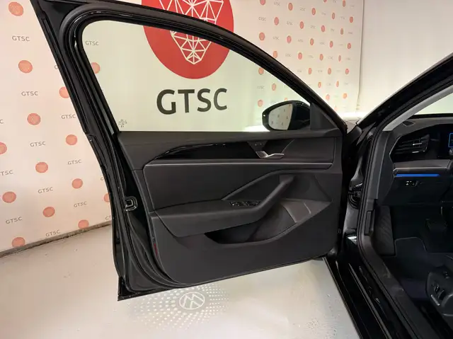 Volkswagen Passat view 13