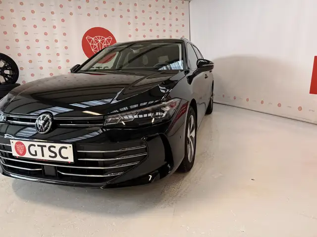Volkswagen Passat view 3