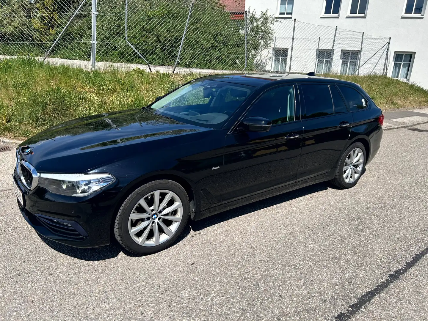 BMW 520 520d xDrive Touring Aut. Schwarz - 1