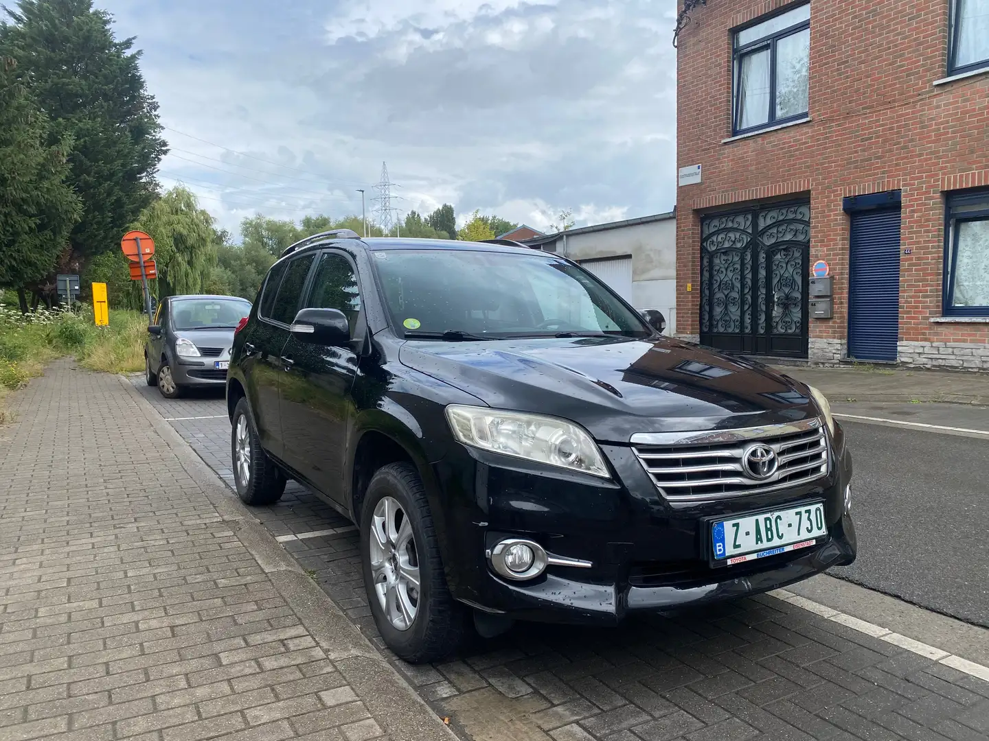 Toyota RAV 4 2.2 D-4D 4x4 VIP DPF crna - 1