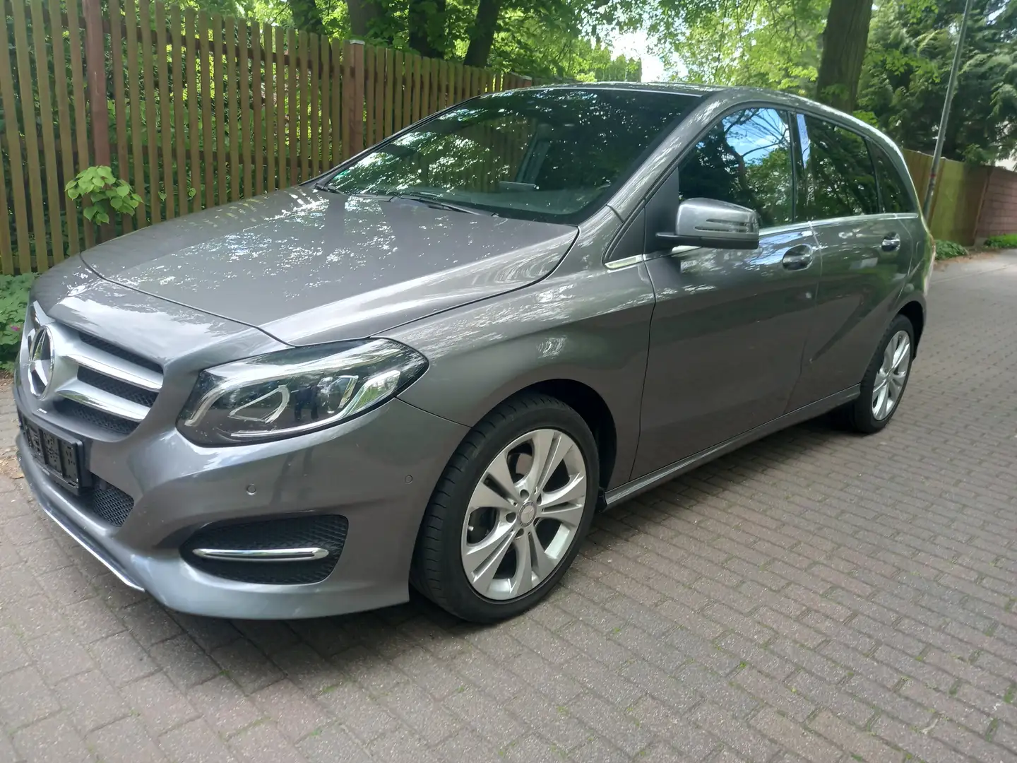Mercedes-Benz B 200 Navi, Kamera, 6-Gang, Klima, LED, nur 56tkm Gris - 1