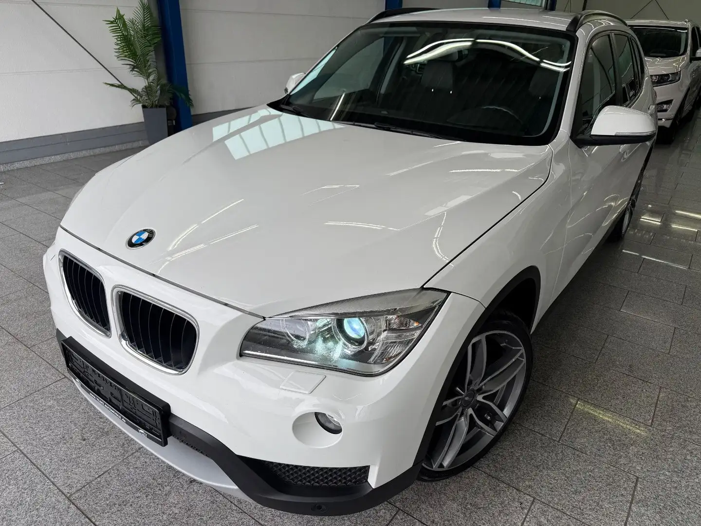 BMW X1 18 d xDrive*AUTOM*BI-XEN*NAVI*SHZ*TMP*1-HAND Weiß - 1