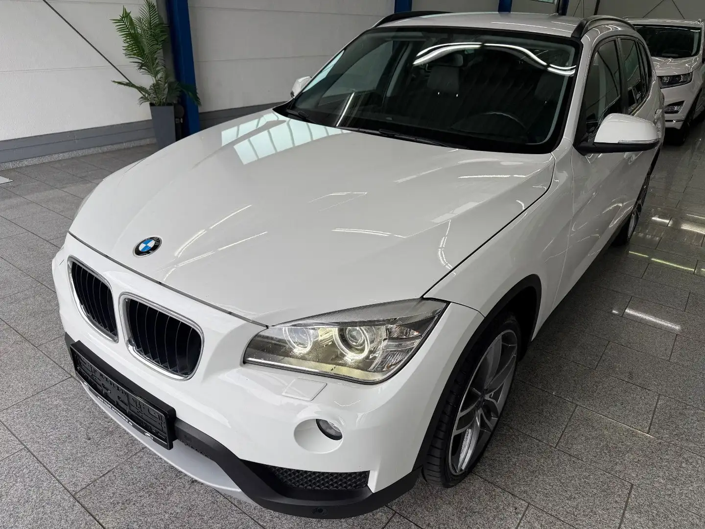 BMW X1 18 d xDrive*AUTOM*BI-XEN*NAVI*SHZ*TMP*1-HAND Weiß - 2