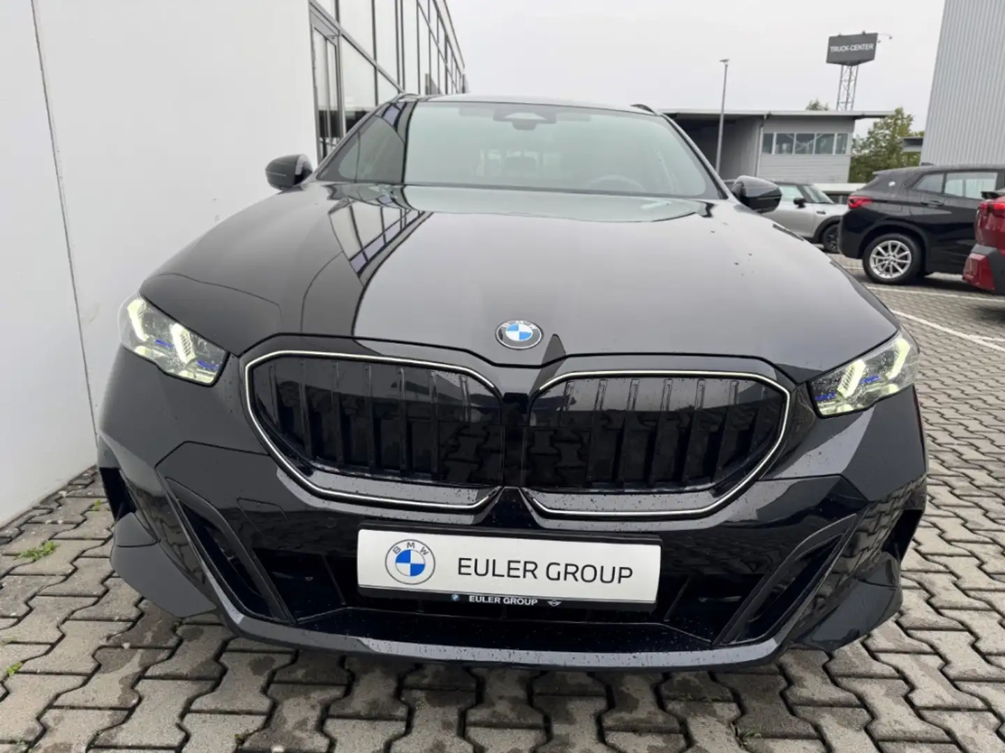 BMW 520 i M-Sport PRO Sommer19'' PANO AHK ICONIC H/K DA+ A Schwarz - 2