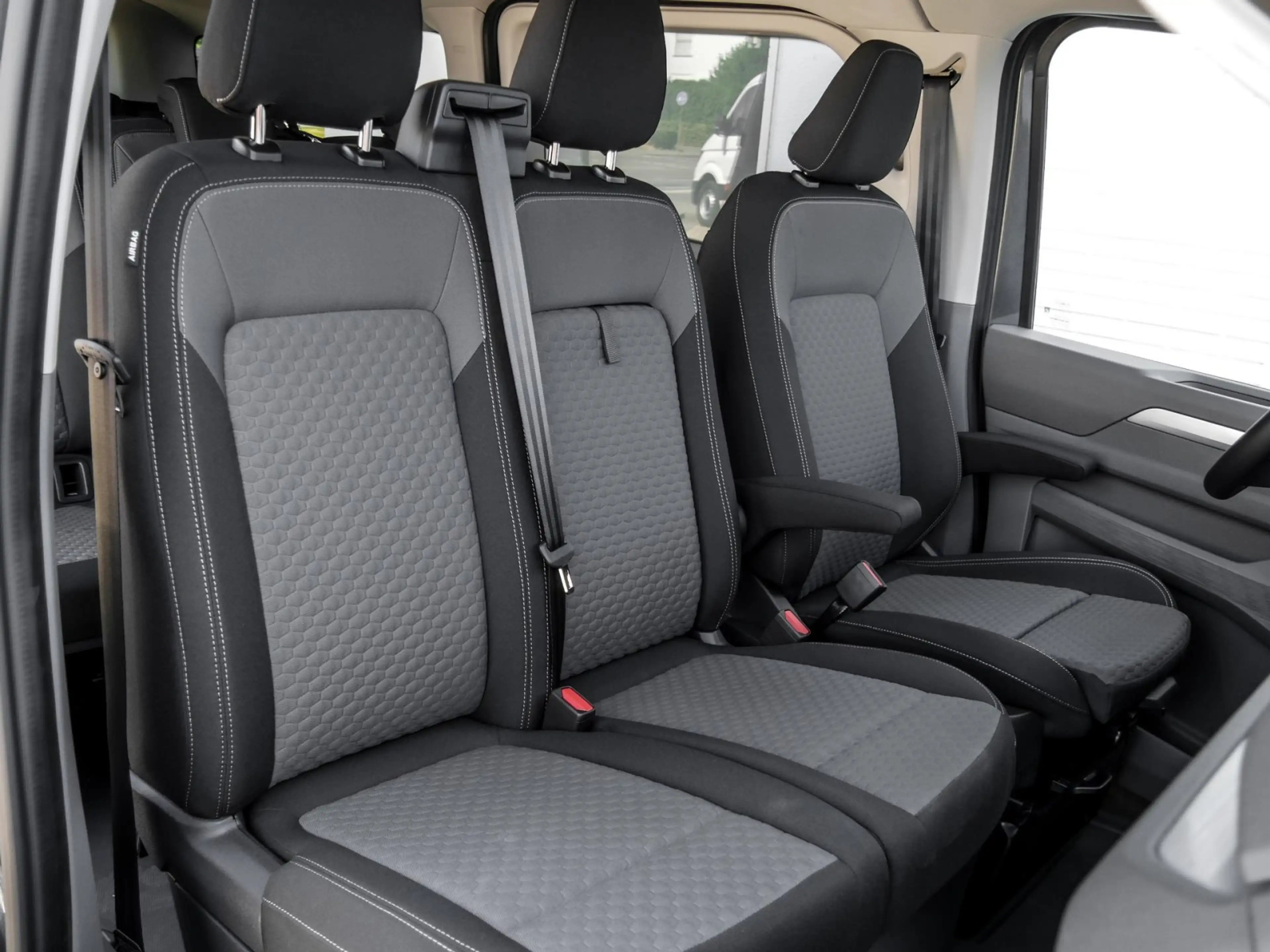 Volkswagen T7 Caravelle Life 2.0 TDI Autom. lang IQ.Light AHK AreaView ... — photo 6