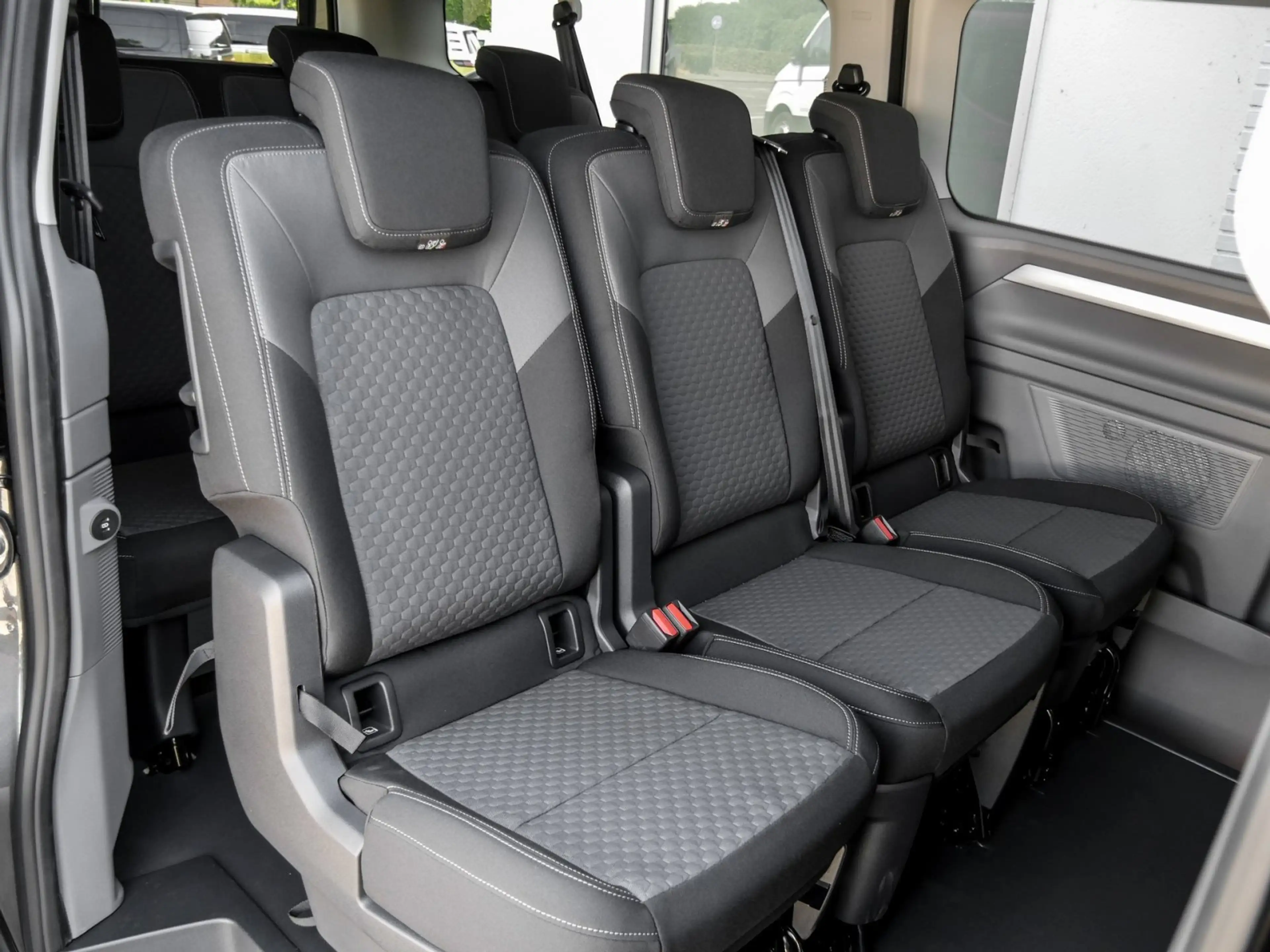 Volkswagen T7 Caravelle Life 2.0 TDI Autom. lang IQ.Light AHK AreaView ... — photo 5
