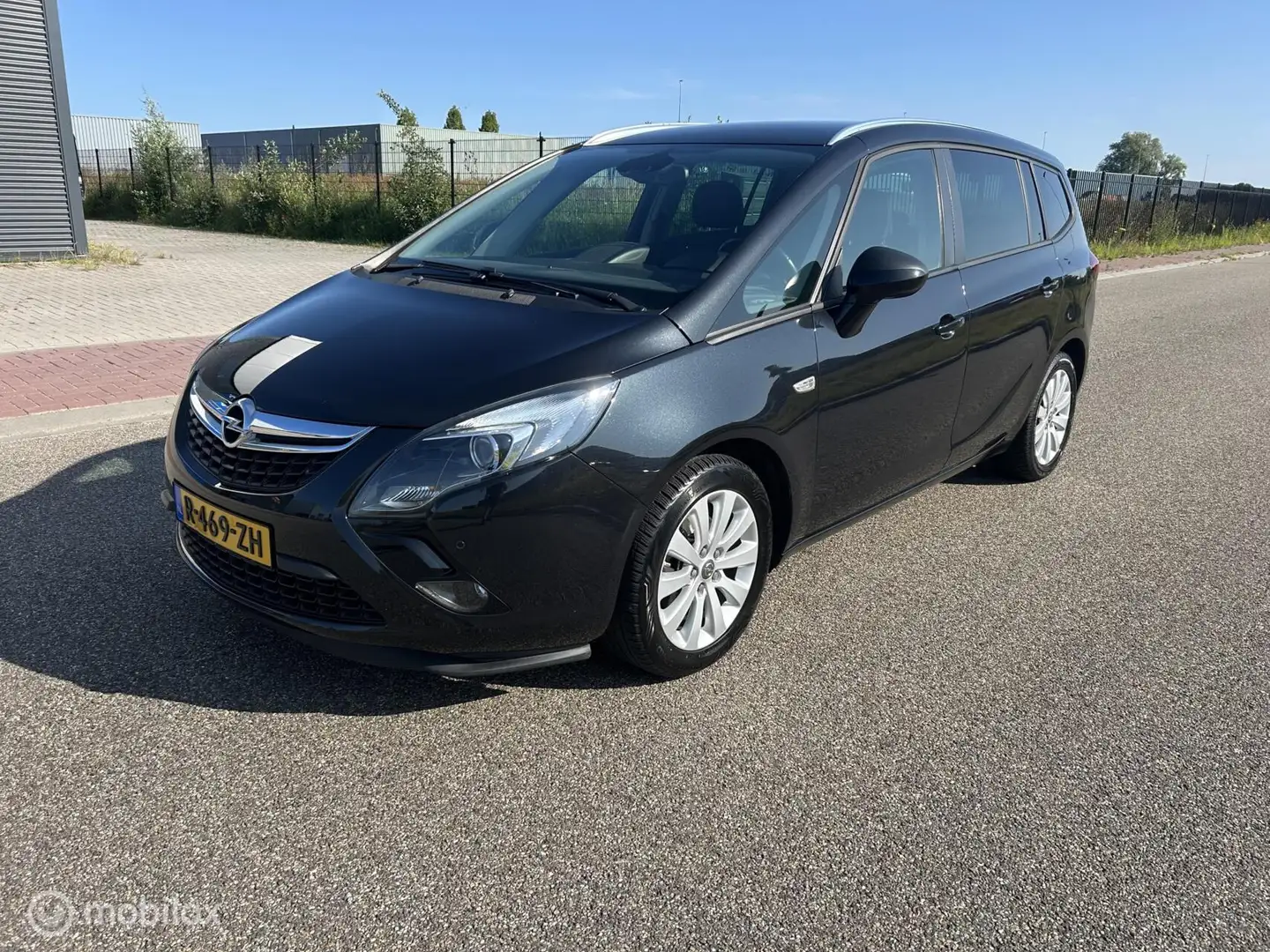 Opel Zafira Tourer 1.4 Cosmo 7p. Zwart - 2