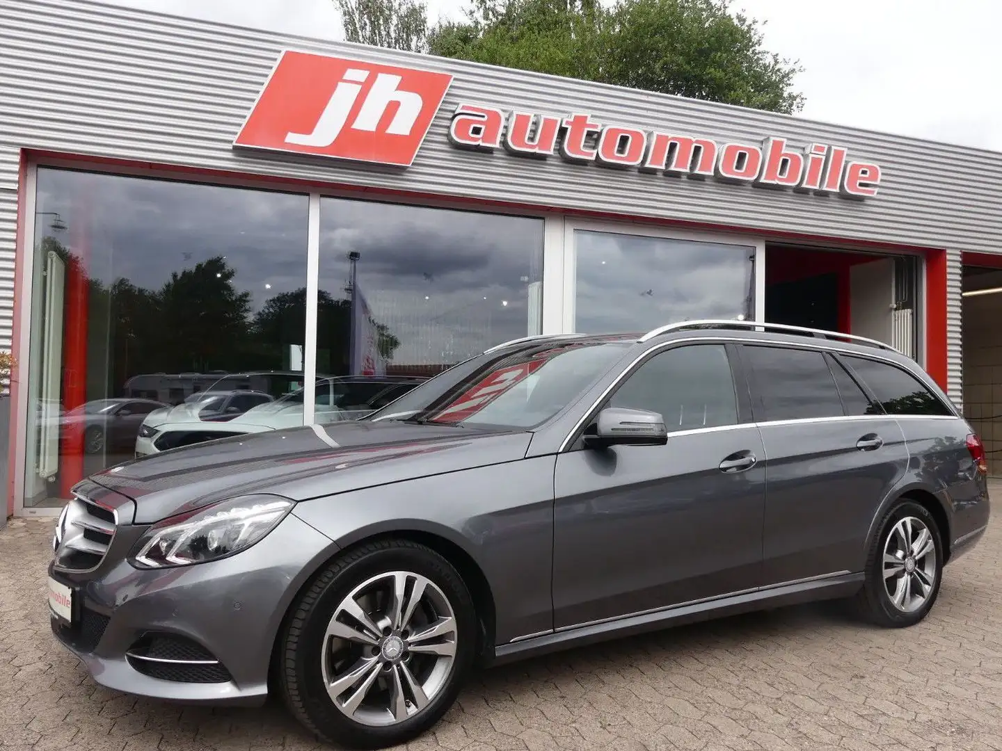 Mercedes-Benz E 220 4Matic Leder*AHK*Xenon*SHZ*Navi Grau - 1