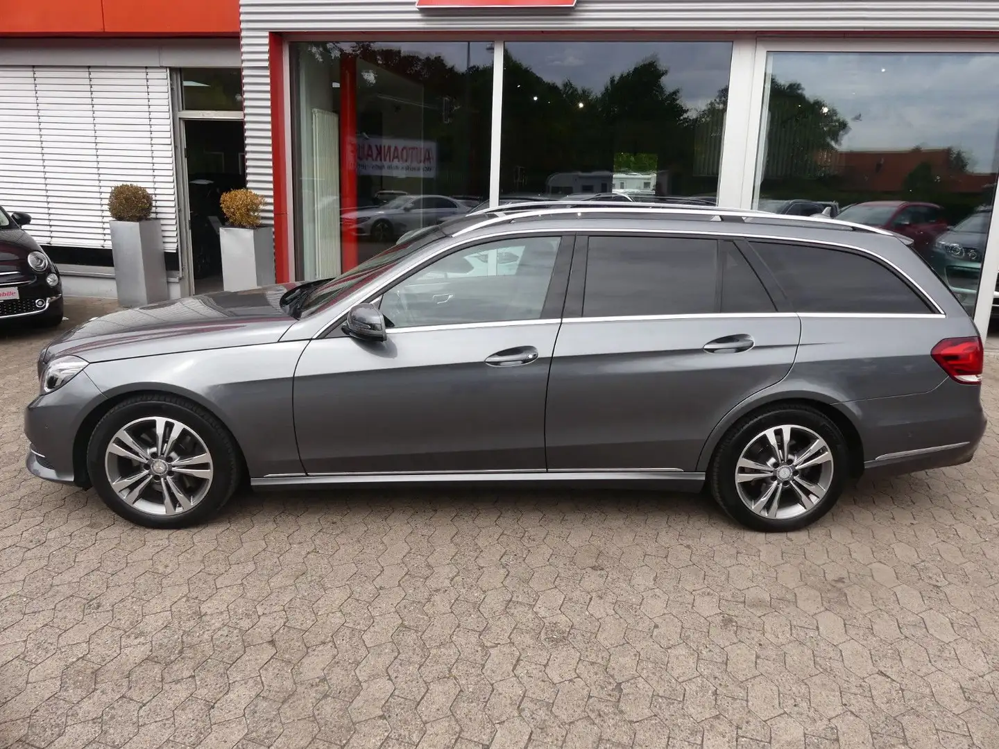 Mercedes-Benz E 220 4Matic Leder*AHK*Xenon*SHZ*Navi Grau - 2