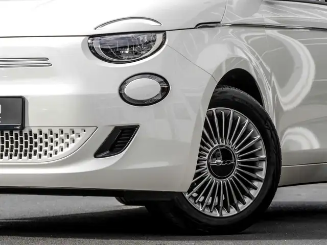 Fiat 500E view 5