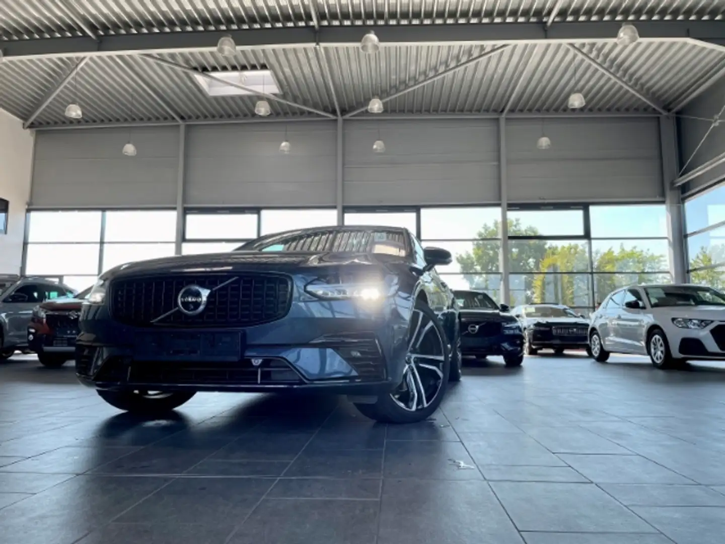 Volvo S90 ReCharge AWD Airmatic Luftfeder Sunroof Bowers&Wil Blauw - 1