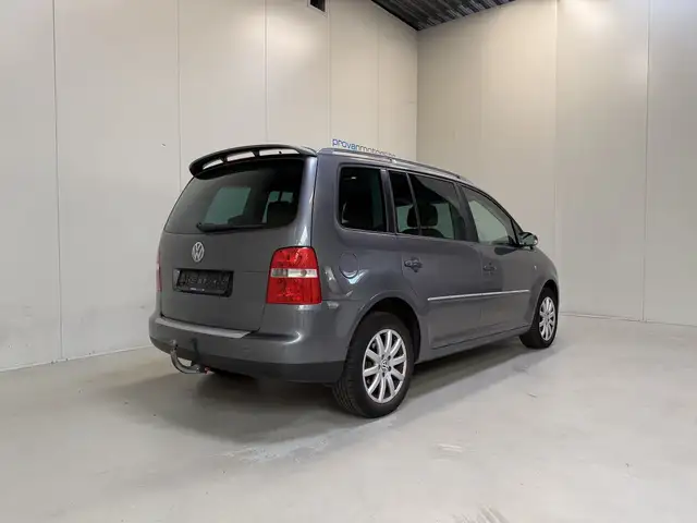 Volkswagen Touran view 3