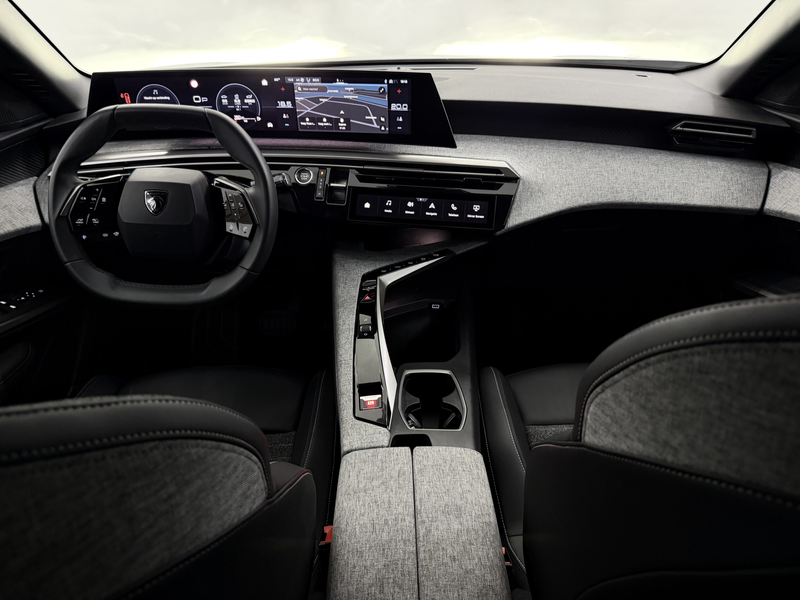 Peugeot 5008 1.2 Hybrid 145 Allure 7p 360 Camera, Navi, Cruise — photo 3