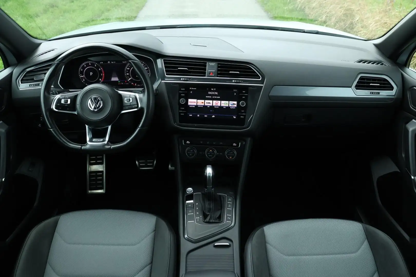 Volkswagen Tiguan Allspace / 150 PK / 7 Persoons / 3x R-line / ACC / Pano / 2 Wit - 2