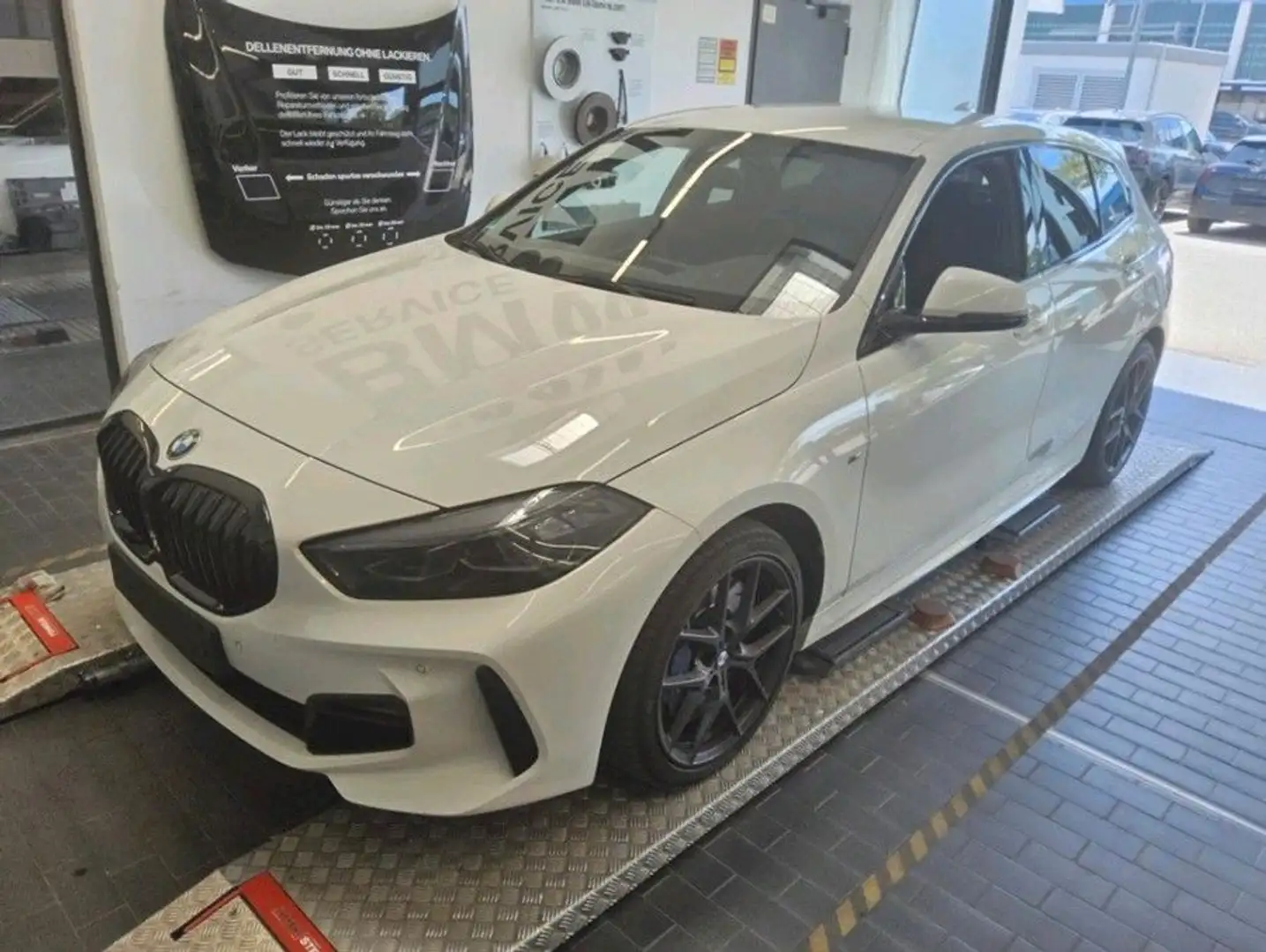 BMW 120 M Paket SAG livePR A-LED M Bremse Sitze DAB Bílá - 1