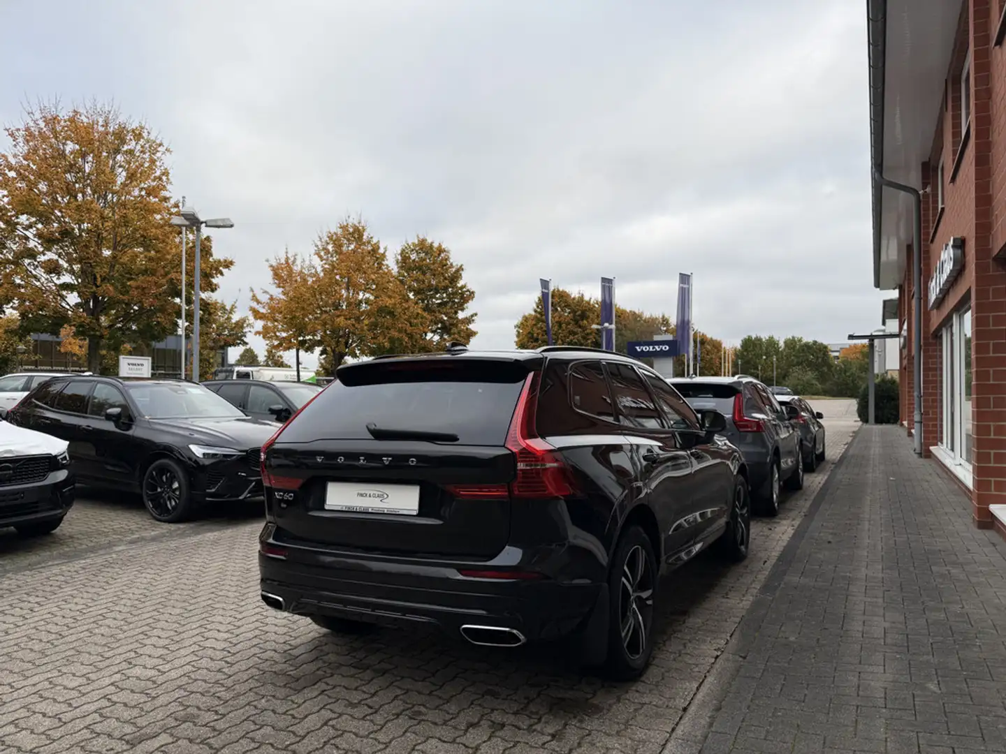 Volvo XC60 B5 AWD R Design AHK ACC HUD PANO 360° Schwarz - 2