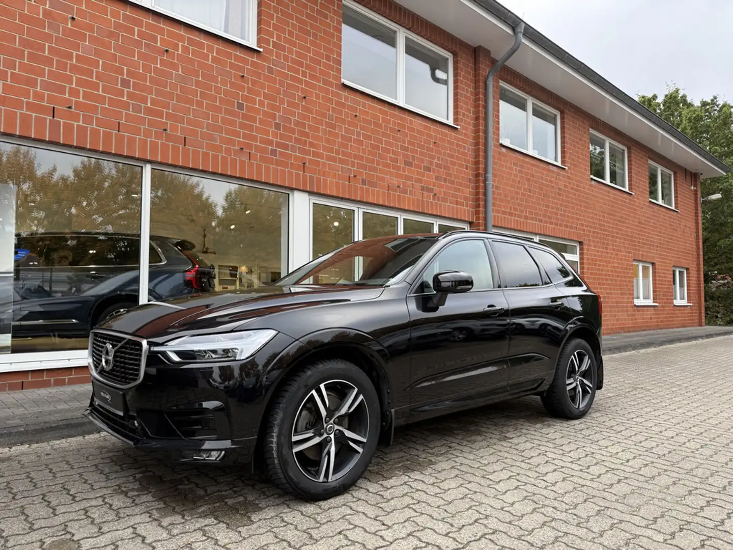 Volvo XC60 B5 AWD R Design AHK ACC HUD PANO 360° Schwarz - 1