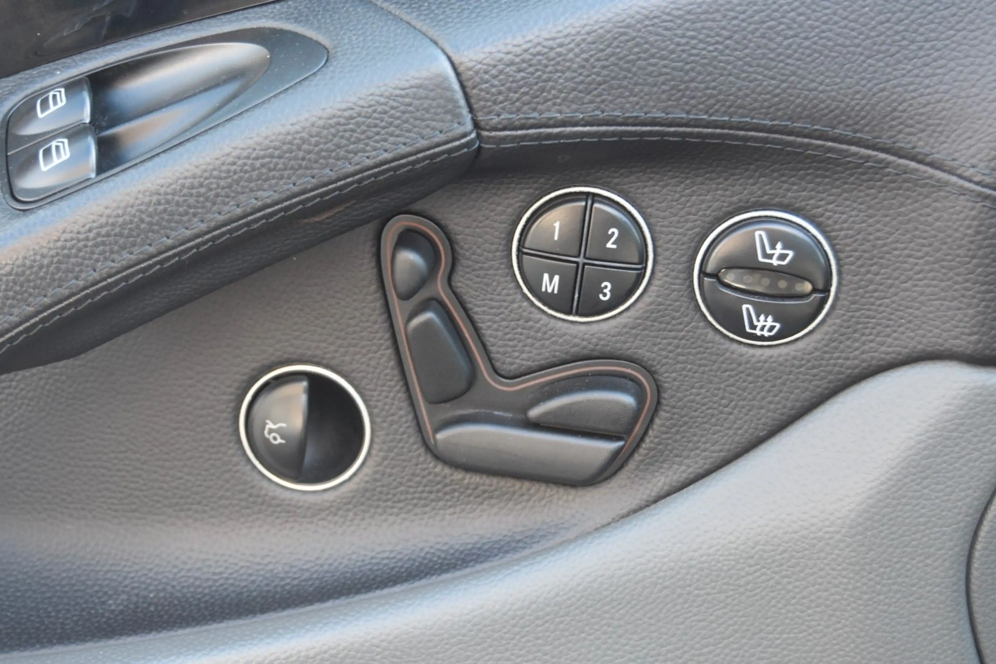 Mercedes-Benz SL 350 XENON/NAVI/BOSE/Windschott/2. Hand — photo 14