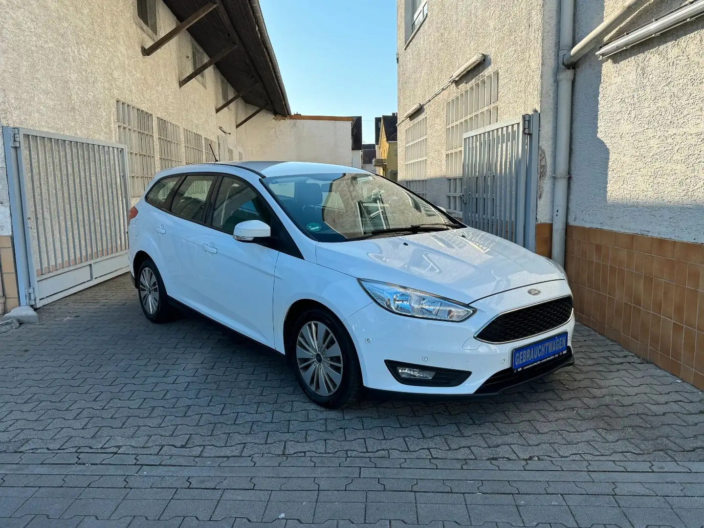 Ford Focus 1.5 Turnier Business*Autom.*Navi*EU6*1.Hd. Blanc - 1