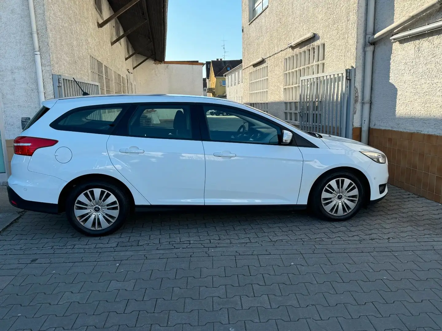 Ford Focus 1.5 Turnier Business*Autom.*Navi*EU6*1.Hd. Blanc - 2