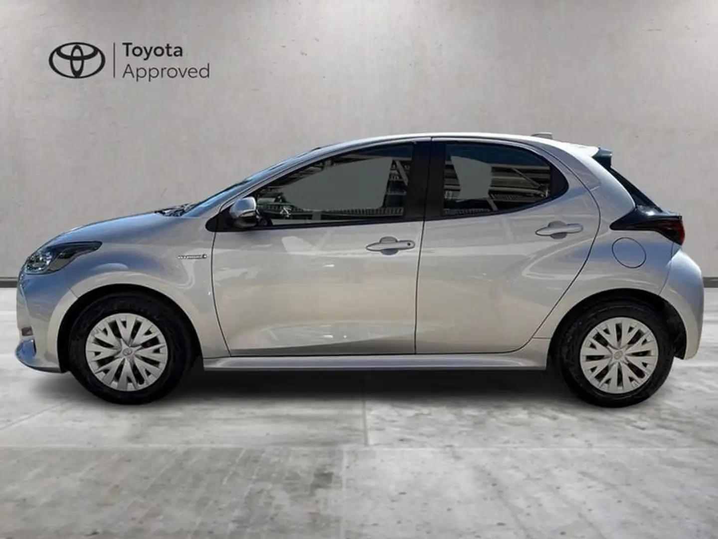 Toyota Yaris 1.5 Hybrid 5 porte Active Stříbrná - 2