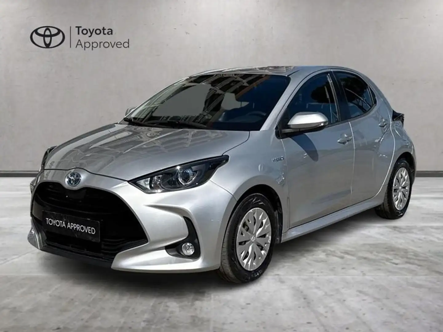 Toyota Yaris 1.5 Hybrid 5 porte Active Stříbrná - 1