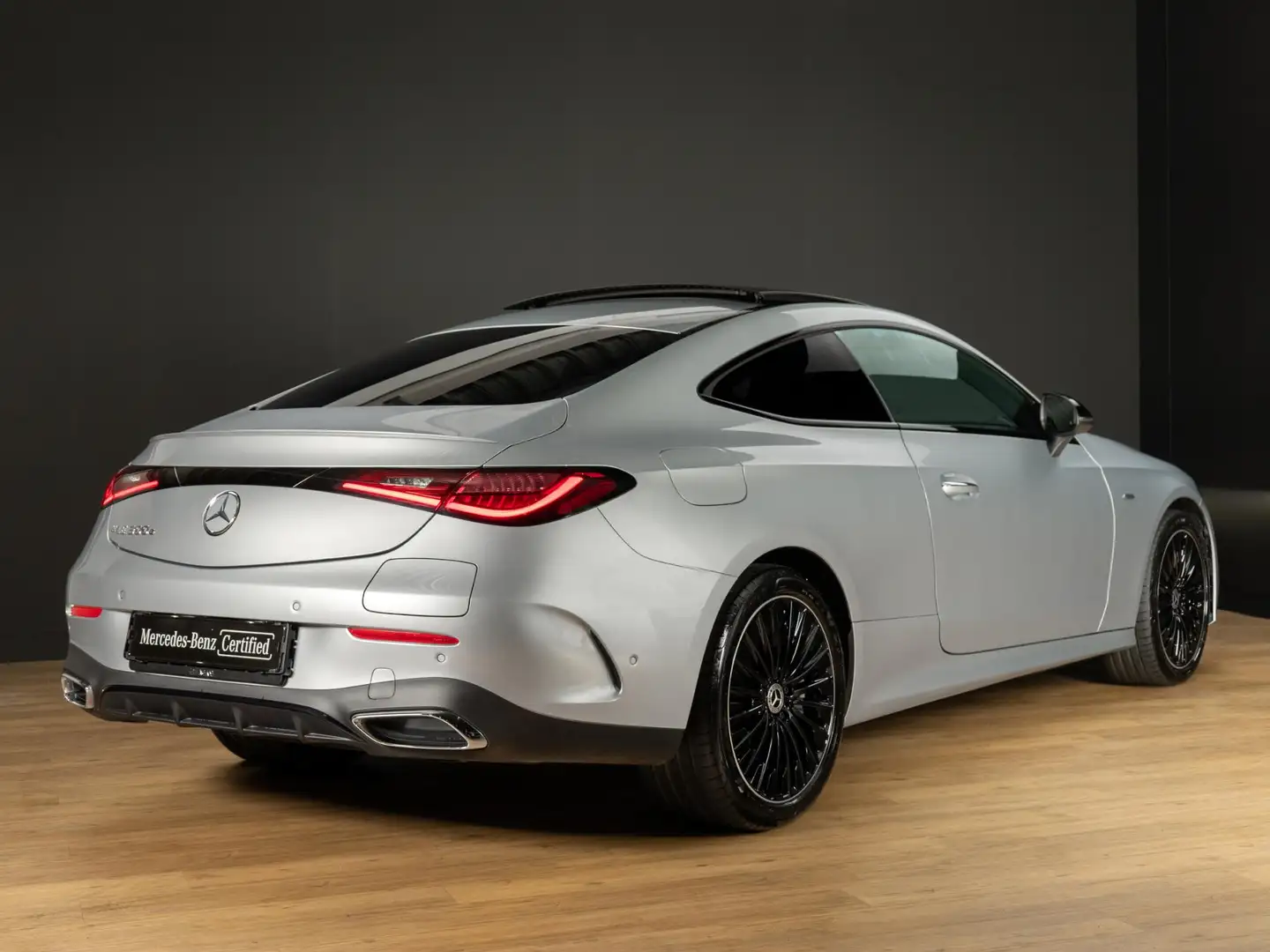 Mercedes-Benz CLE 300 Coupé e AMG Line Panorama dak Gris - 2