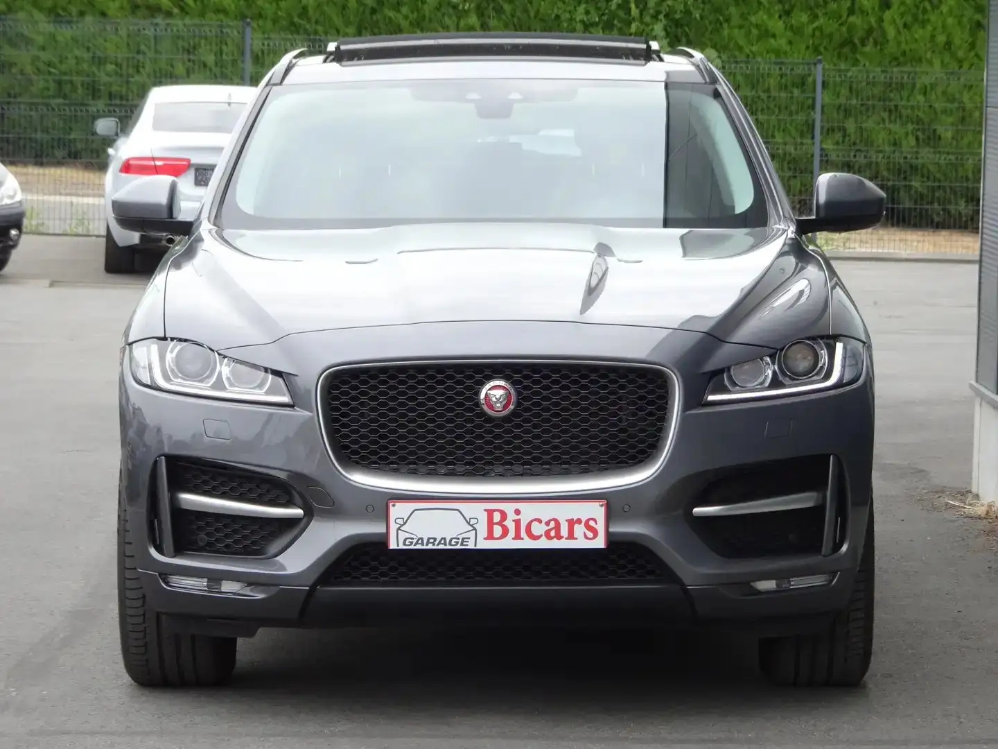 Jaguar F-Pace 2.0 D AWD R-Sport AUTOMATIQUE + TOIT PANO CUIR CAM Grau - 2