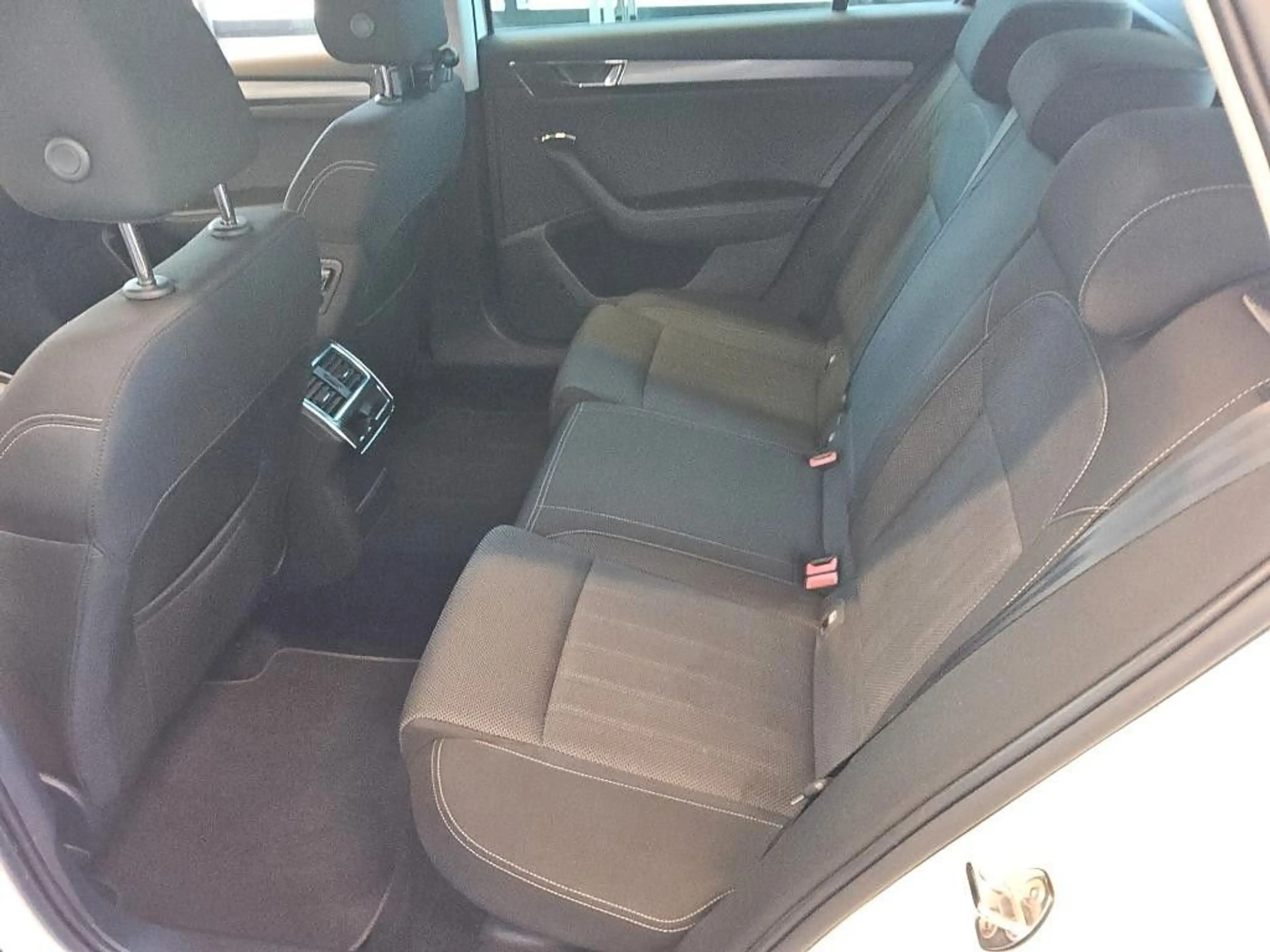 Skoda Superb Combi Style 2.0TDI DSG Navi AHK SHZ ACC — photo 6
