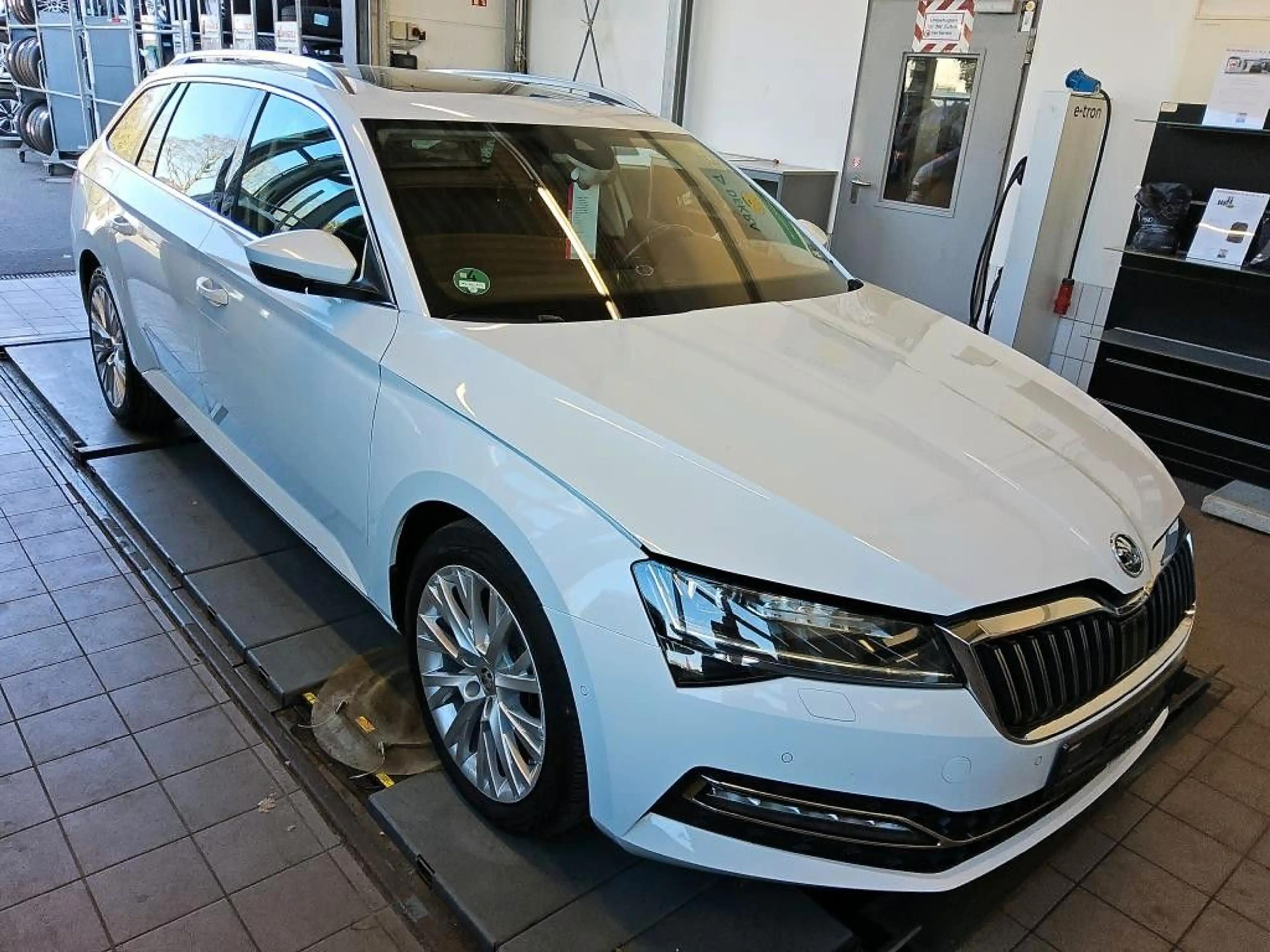 Skoda Superb Combi Style 2.0TDI DSG Navi AHK SHZ ACC — photo 2
