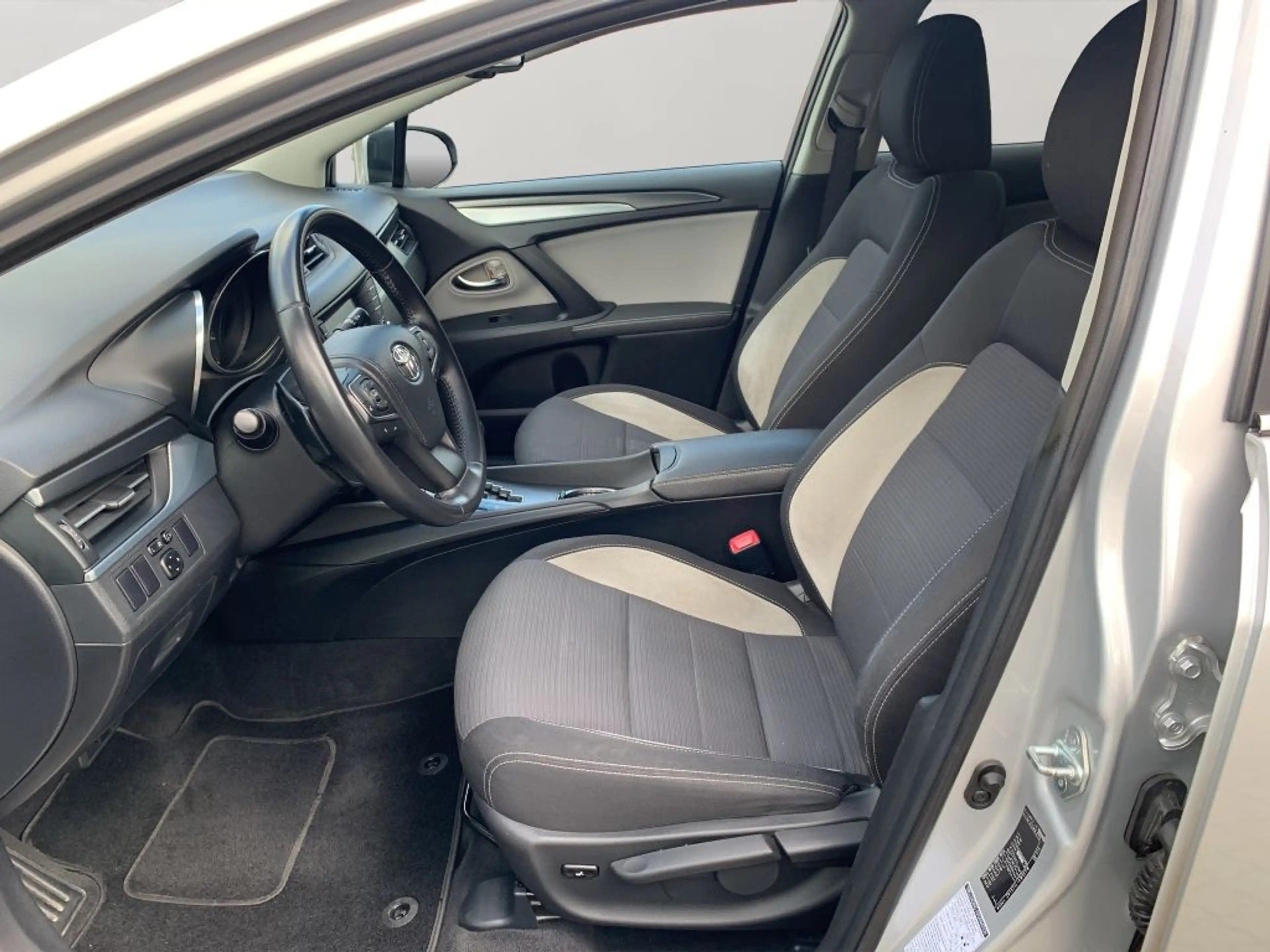 Toyota Avensis Touring Sports 1.8 Multidrive S Edition-S — photo 10
