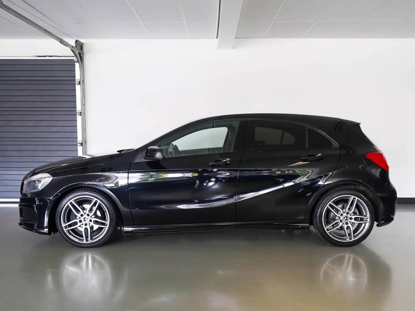 Mercedes-Benz A 200 156pk AMG Sport Ambition | Navigatie | Camera | 18 Zwart - 2