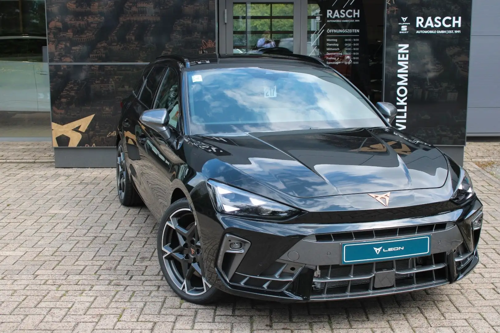 CUPRA Leon ST 1.5 e-Hybrid VZ DSG+ACC+AHK+RFK+NAVI+SHZ Schwarz - 2