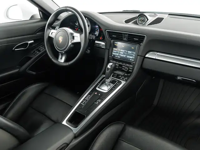 Porsche 911 view 7