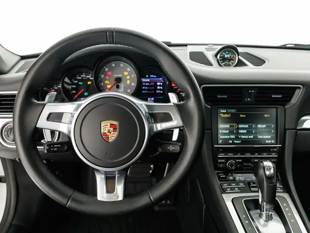 Porsche 911 view 8